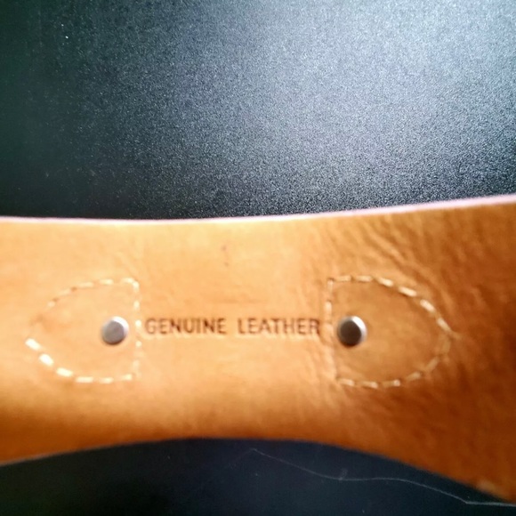 Guess Ladies Watch Pink Leather Rhinestone Studded Band Needs Battery - Picture 4 of 4